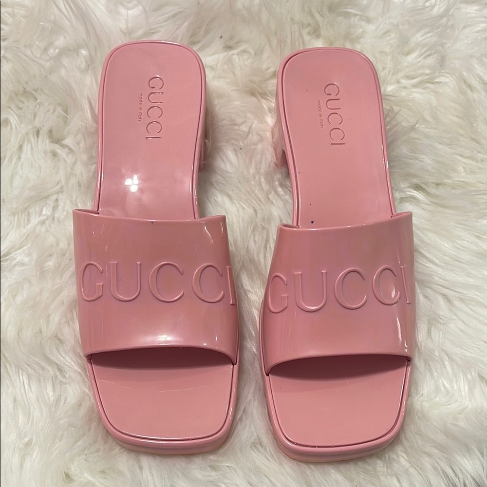 Gucci Pink Sandals with Glossy Finish and Embossed Branding